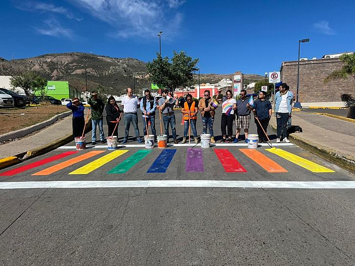 PINTAN CRUCE PEATONAL A FAVOR DE LA DIVERSIDAD SEXUAL 