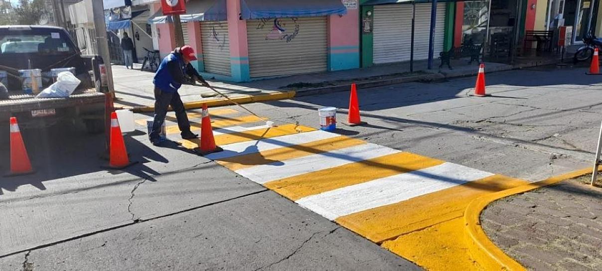 PINTAN CRUCES PEATONALES EN AVENIDA HUICOT 