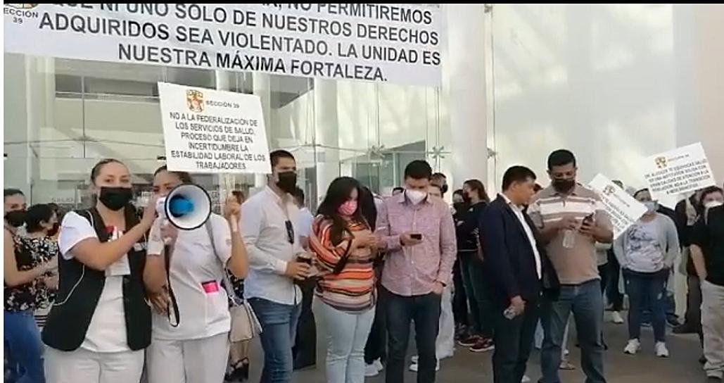 PLANTÓN EN LOS SSZ, EXIGEN RENUNCIA DE USWALDO PINEDO BARRIOS Y APEGO A LA LEGALIDAD EN PUESTA EN MARCHA DE HOSPITAL DE LA MUJER EN FRESNILLO 
