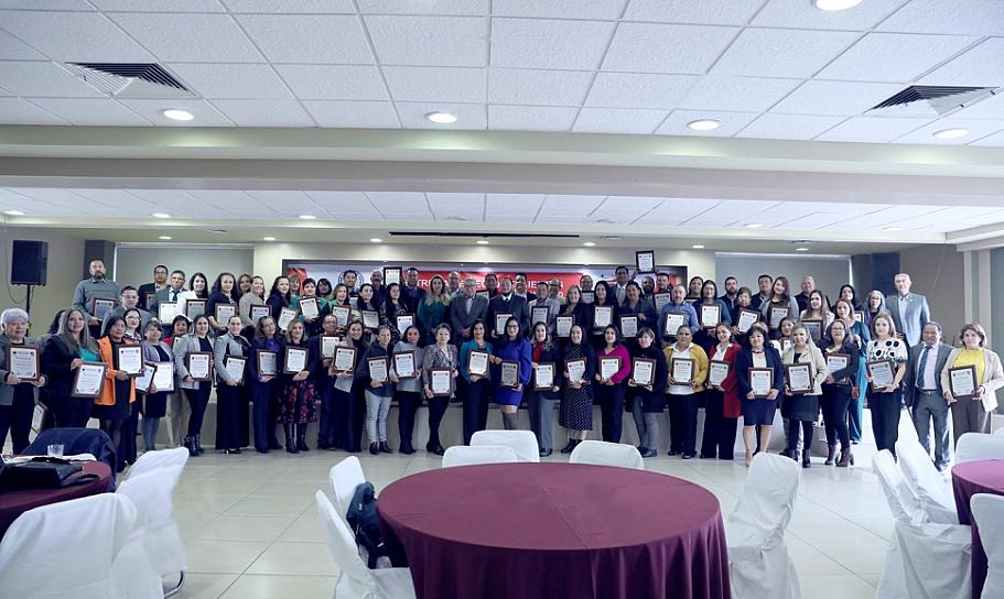 PODER JUDICIAL Y SUTSEMOP RECONOCEN A PERSONAL CON ENTRE 10 Y 35 AÑOS DE SERVICIO