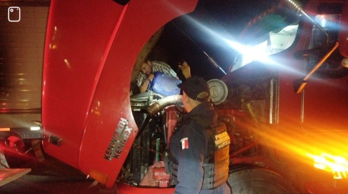 APOYAN POLICÍAS A CONDUCTOR VARADO EN CARRETERA 45D