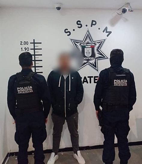POLICÍAS DE LO LLEVAN DETENIDO POR VIOLENTO