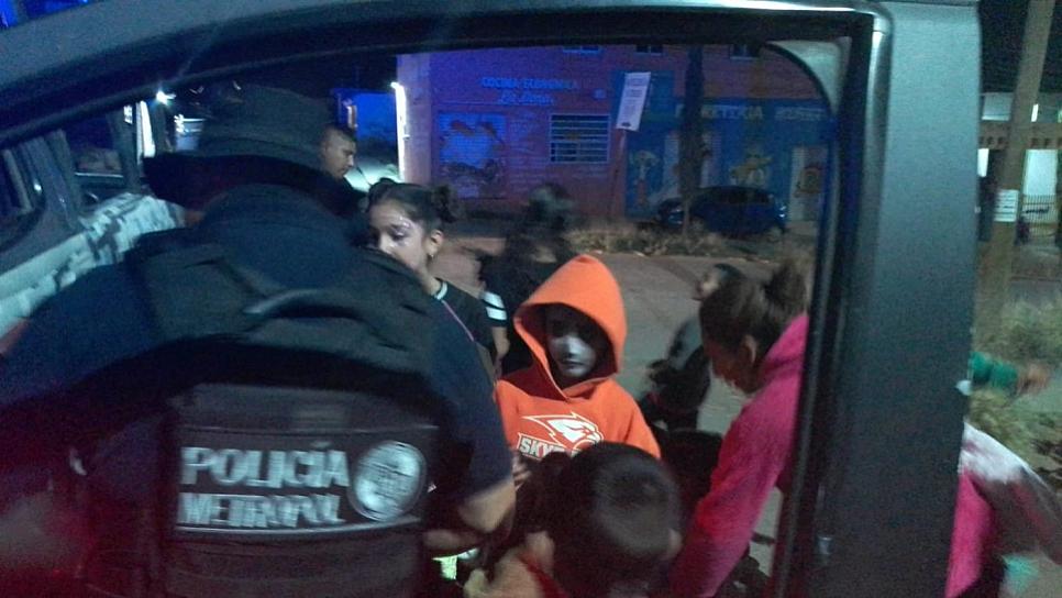 POLICÍAS OBSEQUIAN DULCES EN EL DÍA DE LOS FIELES DIFUNTOS