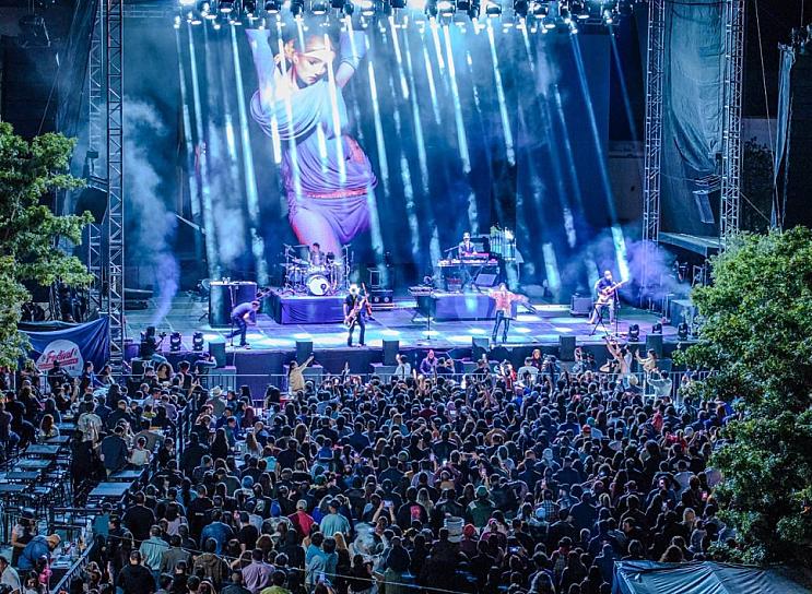 PONE KINKY A BAILAR A LOS GUADALUPENSES