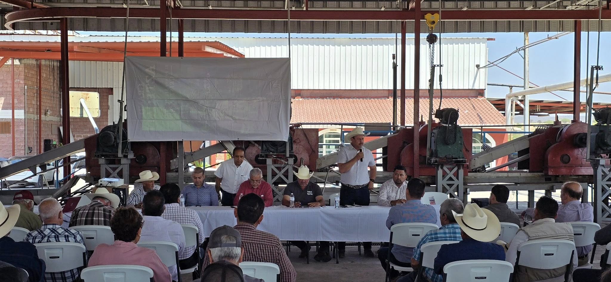 ANALIZAN PRODUCTORES SITUACIÓN DEL SECTOR AGAVERO