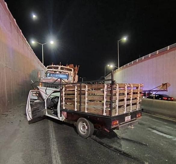 Por circular en sentido contrario, choca contra un tráiler