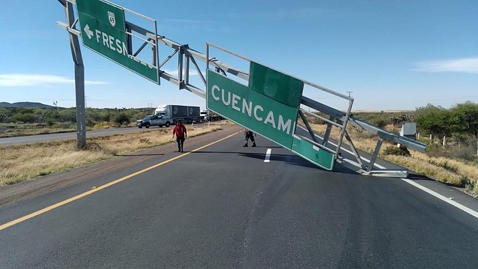 POR RACHAS DE VIENTO, CAE LETRERO EN CARRETERA