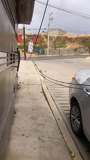 POSTE A PUNTO DE CAER PONE EN RIESGO A PEATONES Y AUTOMOVILISTAS 