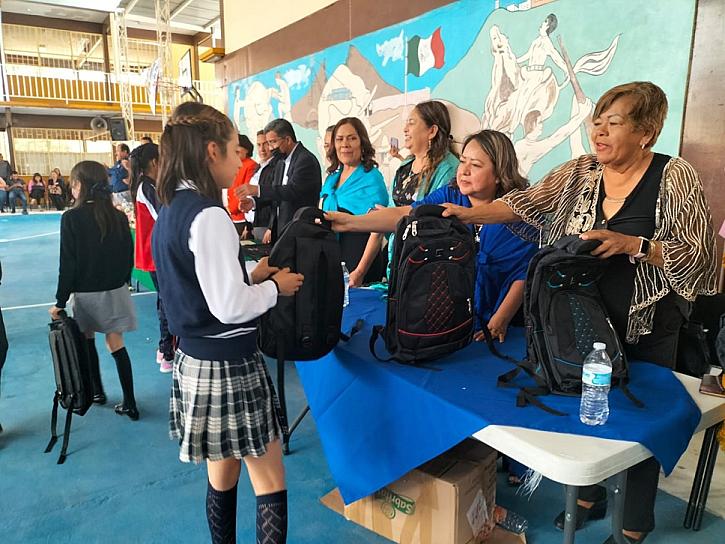 PREMIA BENNELLY HERNÁNDEZ A ALUMNOS&nbsp;DESTACADOS EN CONCURSOS ACADÉMICOS