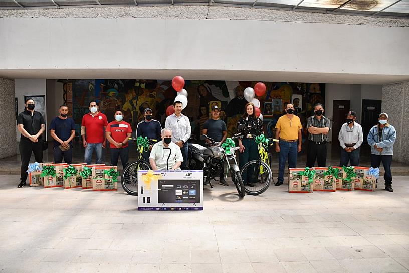 PREMIA JULIO CÉSAR CHÁVEZ A GANADORES DEL DÍA DEL PADRE