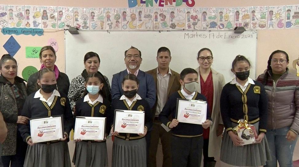 PREMIAN A GANADORES DE CONCURSO DE VALORES