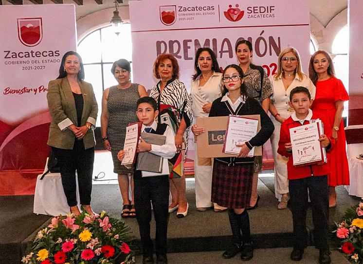 PREMIAN A LOS GANADORES DEL CONCURSO DE DIBUJO JUSTO POR MIS DERECHOS