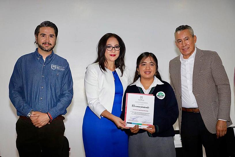 PREMIAN AUTORIDADES A GANADORES DEL CONCURSO "VIVE Y RESPIRA SOMOS UNA SOLA TIERRA"