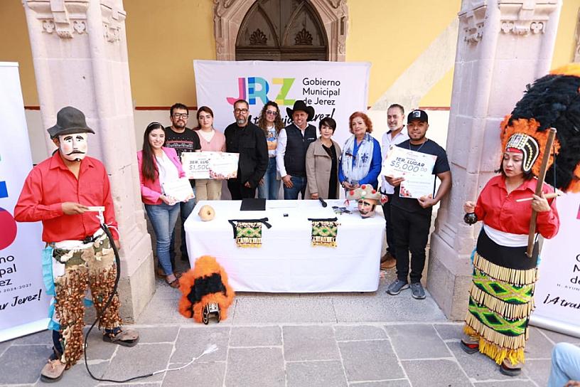 PREMIA RODRIGO UREÑO A GANADORES DE CONCURSO DE FOTOGRAFÍA 