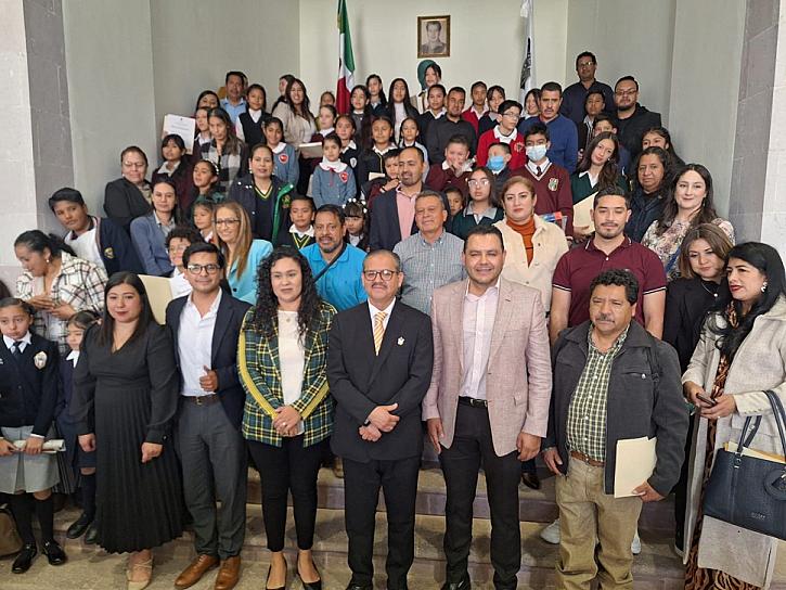Premia SEZ a alumnos que realizaron composiciones literarias a los símbolos patrios 