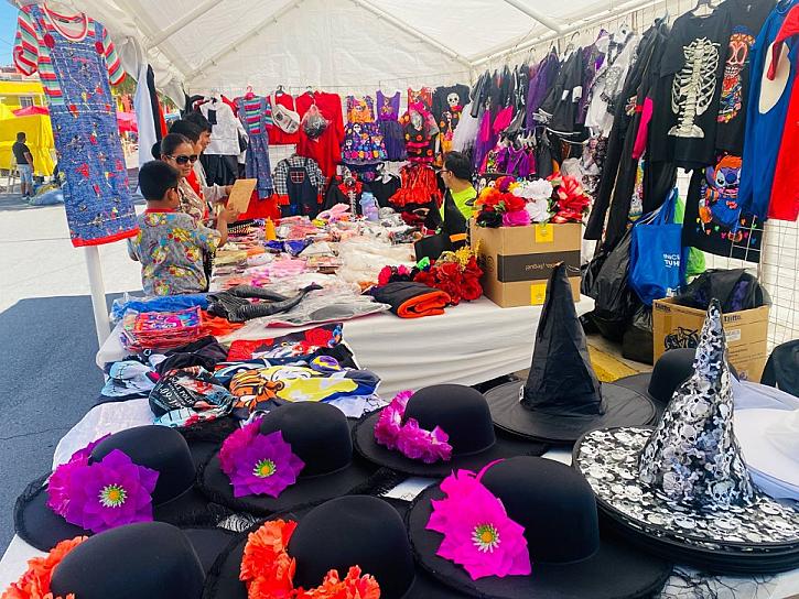PREPARAN COMERCIANTES TIANGUIS DEL DÍA DE MUERTOS