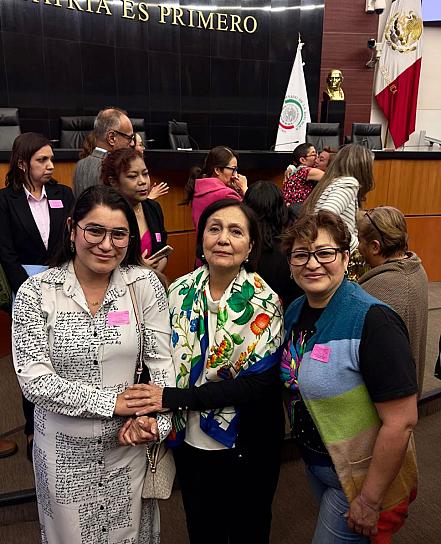 Presenta Amalia García libro con testimonios de personas con Lupus 