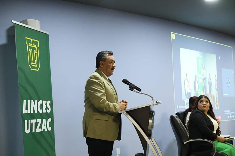 PRESENTA EGRESADA DE LA UTZAC LIBRO SOBRE VIOLENCIA DE GÉNERO 
