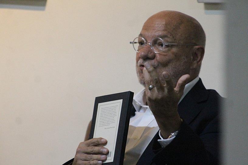 PRESENTA ENRIQUE LAVIADA SUS "MEMORIAS DEL ENCIERRO"