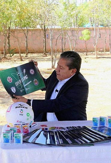 PRESENTA GOBERNADOR EL ÁLBUM OFICIAL DE LA COPA POR LA PAZ
