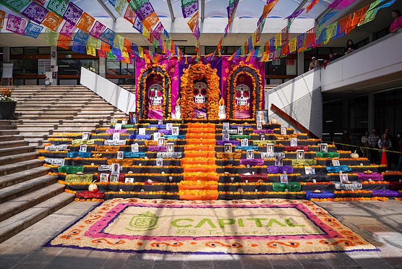 PRESENTA JORGE MIRANDA CASTRO MAJESTUOSO ALTAR DE MUERTOS 