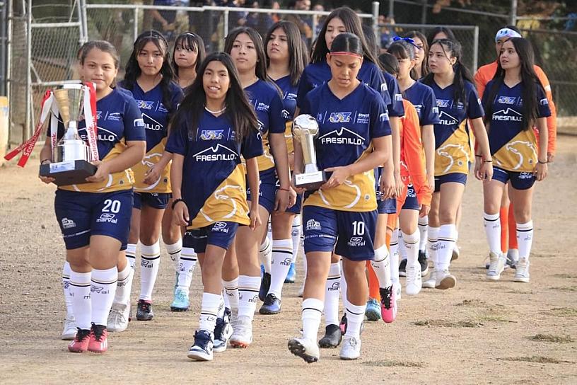 PRESENTAN A LOS EQUIPOS DE LAS FUERZAS BÁSICAS DE FÚTBOL DE LA UAZ 