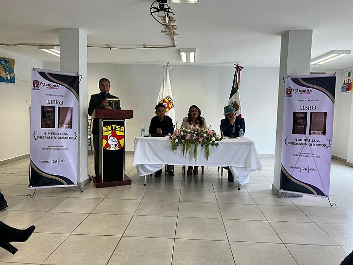PRESENTAN LIBRO "A MEDIA LUZ, POESÍA Y CUENTOS"