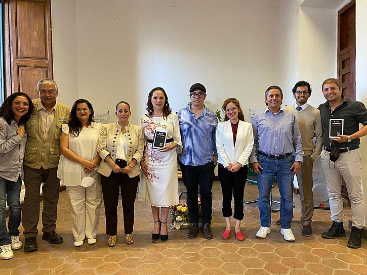 PRESENTAN LIBRO PARA FUNCIONARIOS PÚBLICOS