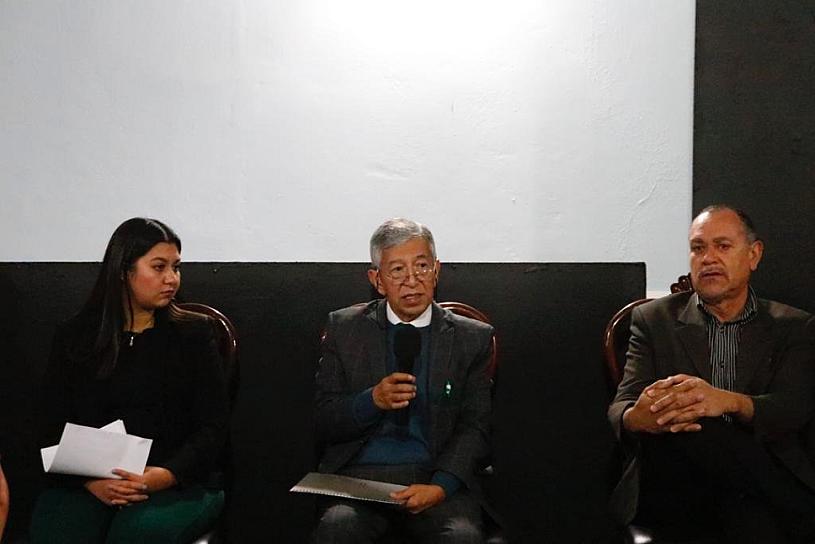 PRESENTAN LIBRO “POESÍA Y OLVIDO” 