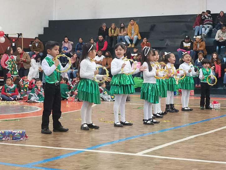 PRESENTAN NIÑOS DE PREESCOLAR FESTIVAL NAVIDEÑO