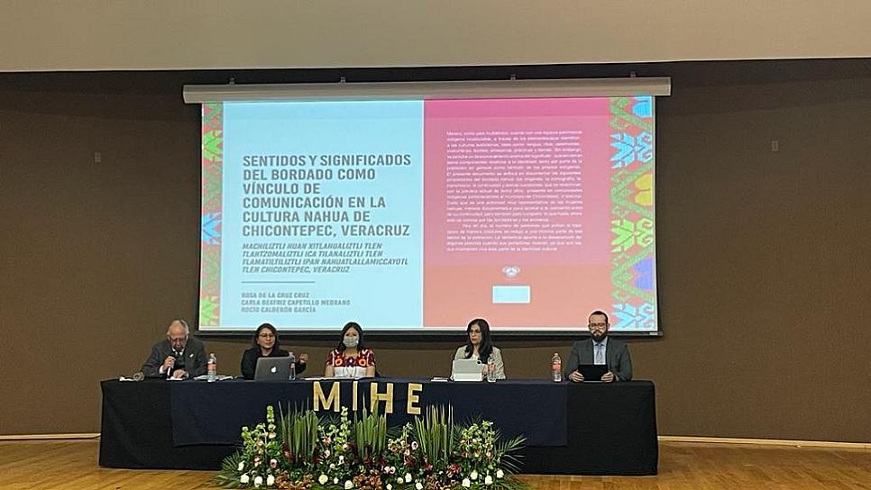 PRESENTA ROSA DE LA CRUZ CRUZ LIBRO SOBRE LOS BORDADOS NAHUAS