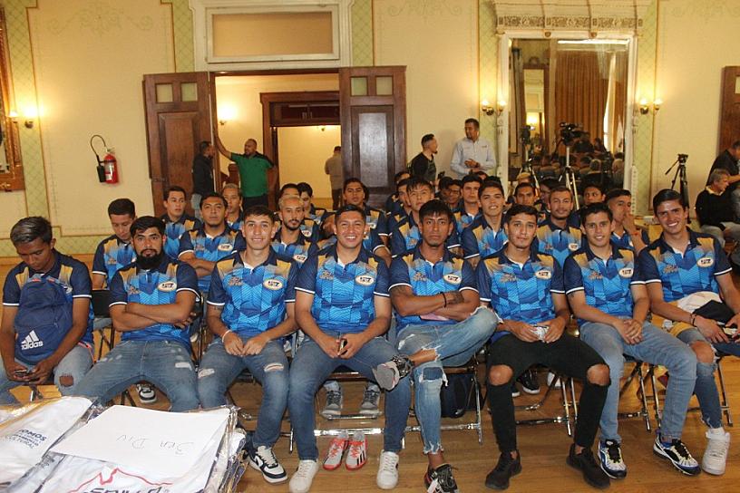 PRESENTA UAZ UNIFORME DEPORTIVO OFICIAL DE LOS EQUIPOS UNIVERSITARIOS 