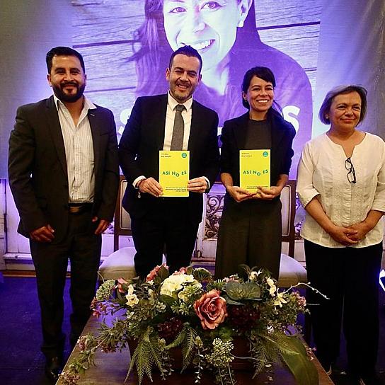 PRESENTA VIRI RÍOS SU LIBRO “ASÍ NO ES” 