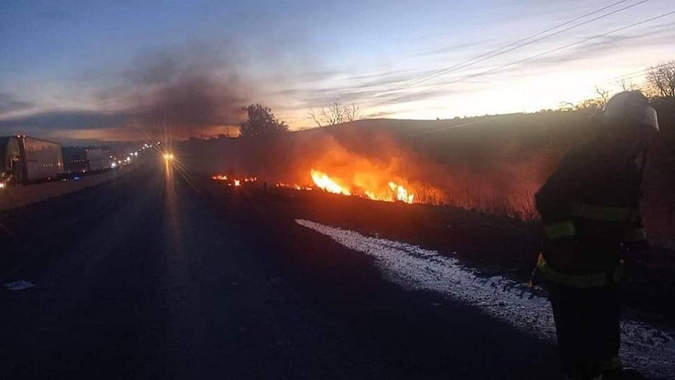REPORTAN BLOQUEO SOBRE CARRETERA A SALTILLO; SUJETOS ARMADOS INCENDIAN TRÁILER