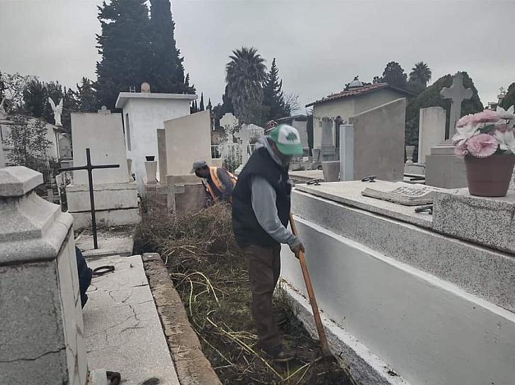 PREVIO AL DÍA DE MUERTOS, LIMPIAN PANTEÓN SANTA TERESA 