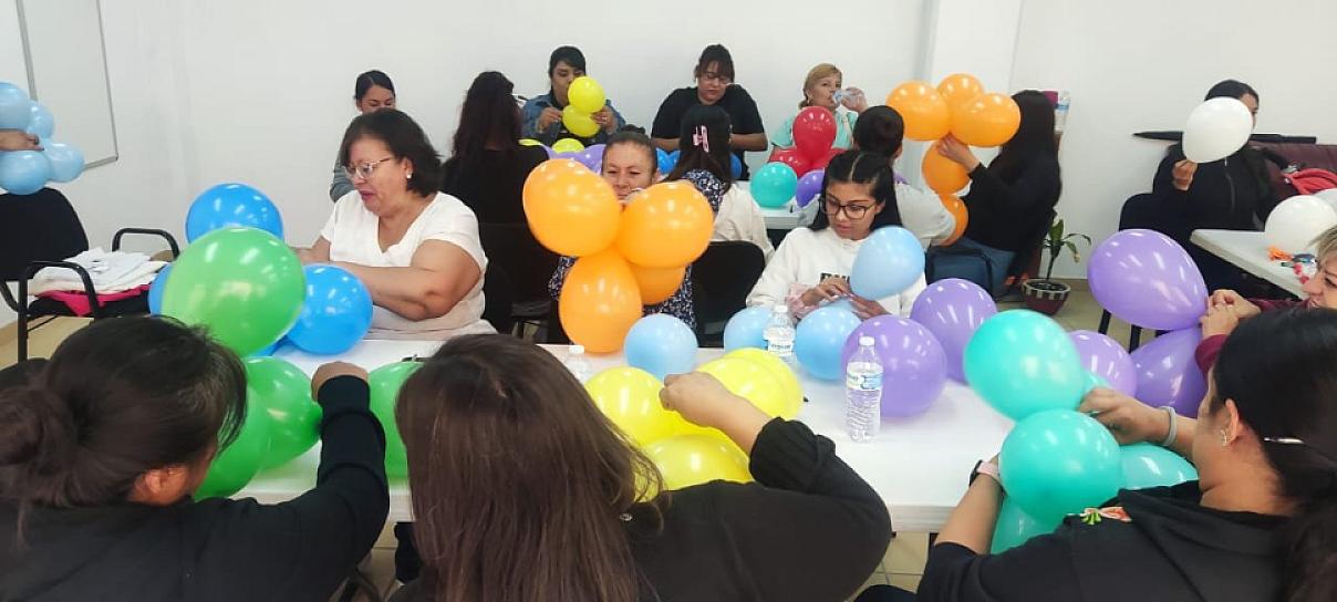 CONTINÚAN TALLERES PARA FORTALECER A JEREZANAS