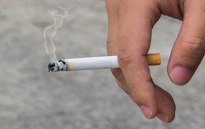 PROHIBIDO, FUMAR EN ESPACIOS PÚBLICOS Y EXHIBIR CAJETILLAS DE CIGARROS