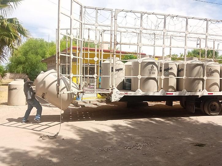 PROMUEVE FEMAT ENTREGA DE 52 TINACOS EN RÍO GRANDE