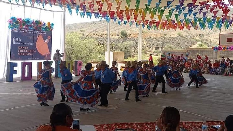 PROMUEVEN LA PAZ EN DEMOSTRACIÓN DE DANZA FOLCLÓRICA MEXICANA
