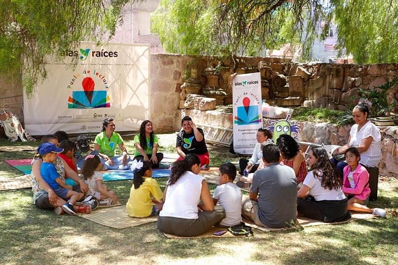 PROMUEVEN LA PAZ EN PUNTO DE LECTURA “FLORES, CUENTOS Y JUEGOS”