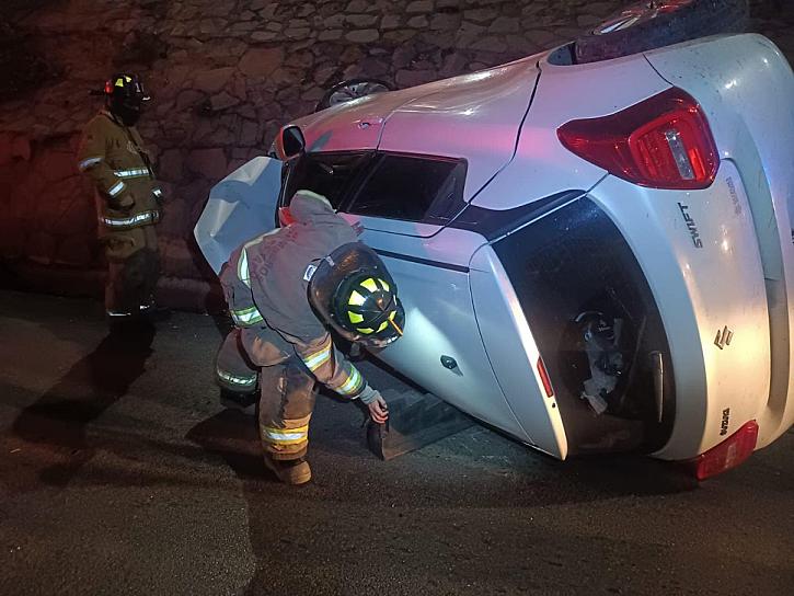 MUERE CONDUCTORA TRAS IMPACTARSE CONTRA UN OBJETO FIJO Y VOLCAR 