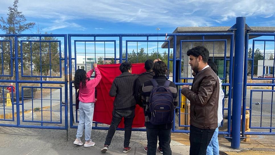PROTESTAN ALUMNOS DE MEDICINA PARA EXIGIR DOCENTE DE BIOLOGÍA 