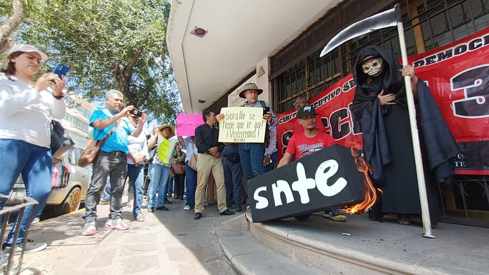 PROTESTAN PARA DESCONOCER A SORALLA BAÑUELOS COMO LÍDER DE LA SECCIÓN 34 