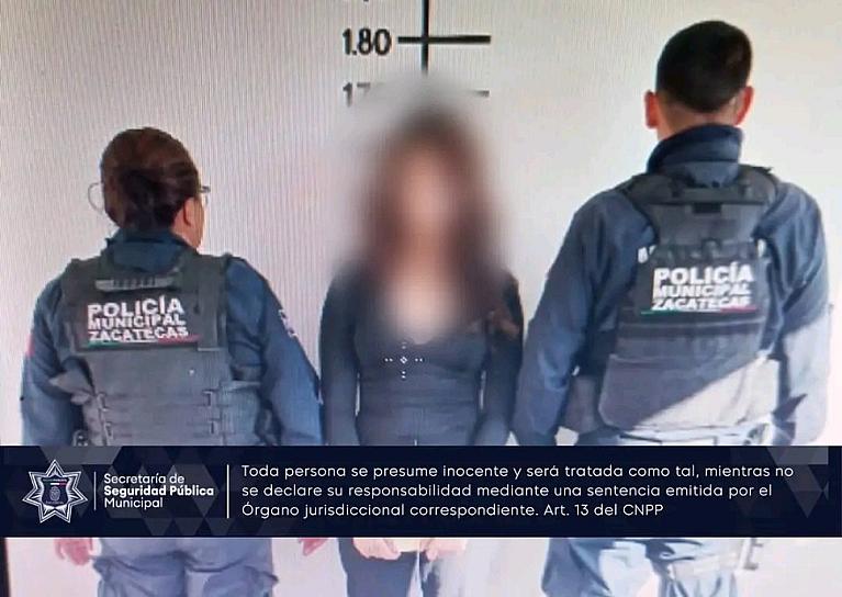 DETIENEN A DOS VEINTEAÑERAS POR ROBO A COMERCIO