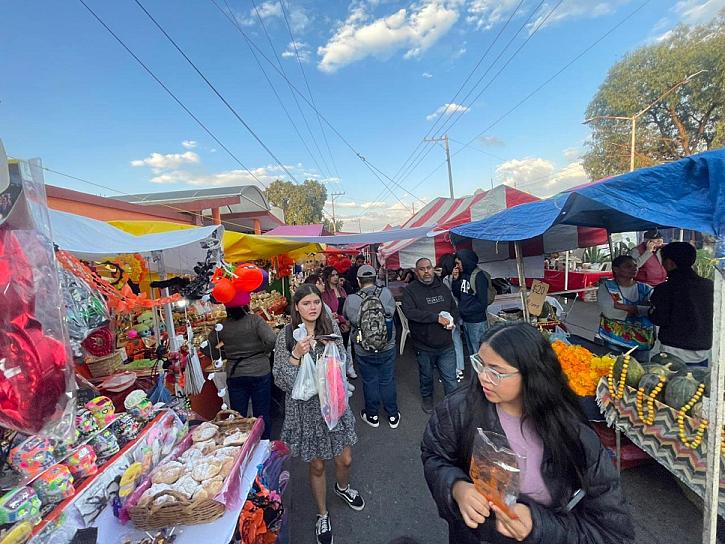 INSTALAN TRADICIONAL TIANGUIS DE DÍA DE MUERTOS EN TRES CRUCES