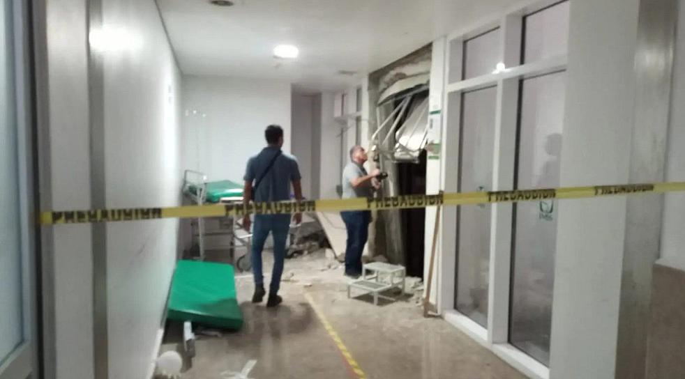 QUEDA MENOR PRENSADA EN UN ELEVADOR DEL IMSS