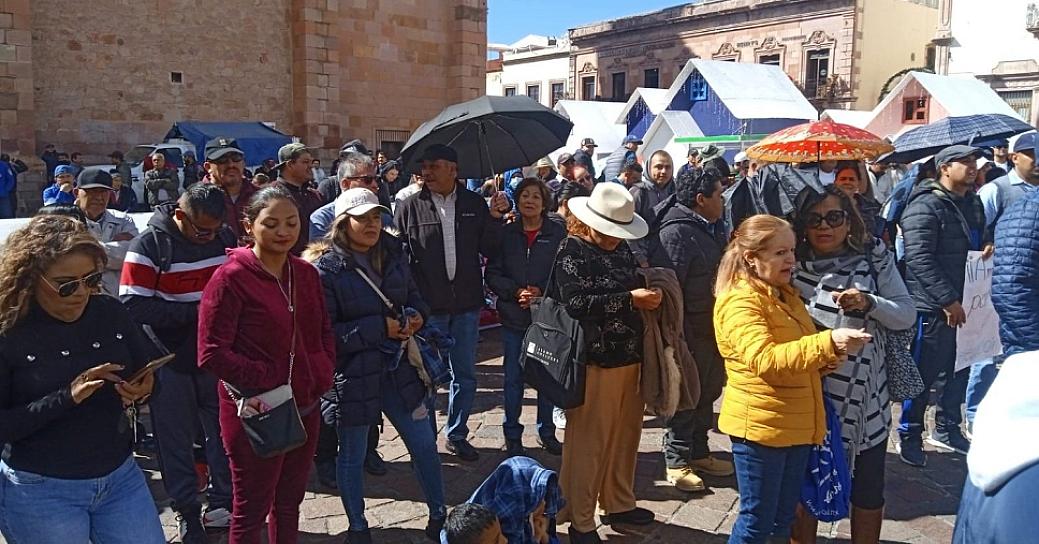 SE MANIFIESTAN DOCENTES; EXIGEN SE CUMPLA PROMESA SALARIAL