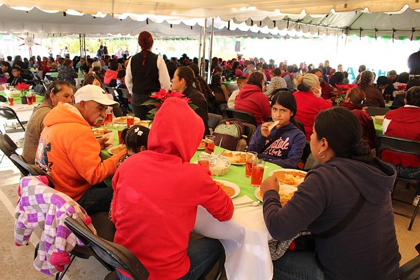 REALIZA DIF MUNICIPAL EMOTIVA COMIDA NAVIDEÑA