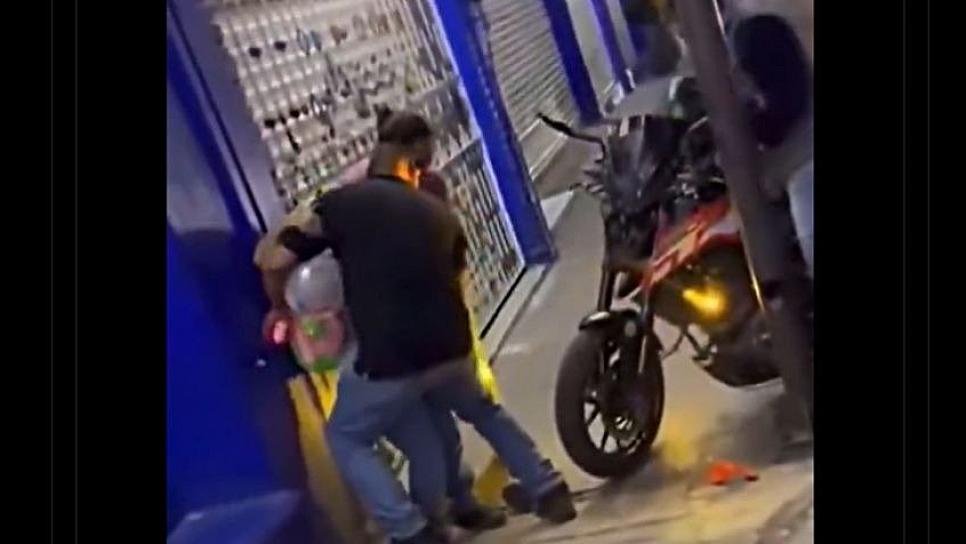 Realiza motociclista un "caballito" y atropella a una niña peregrina
