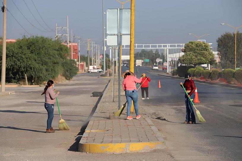 REALIZAN BRIGADA DE LIMPIEZA EN CARRETERA A VALPARAÍSO